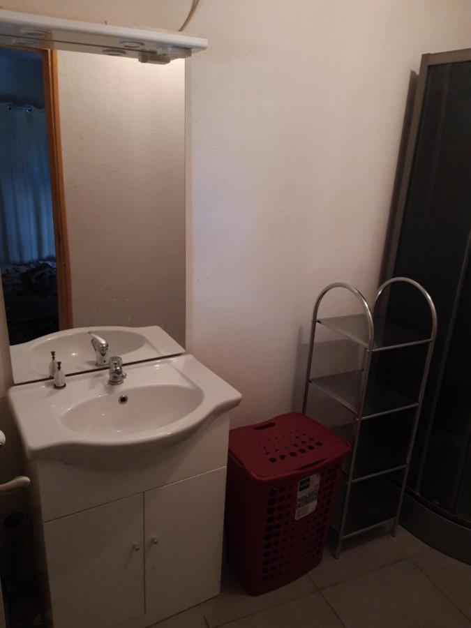 Appartement F1 Meuble 3 Personnes Aubenas Luaran gambar